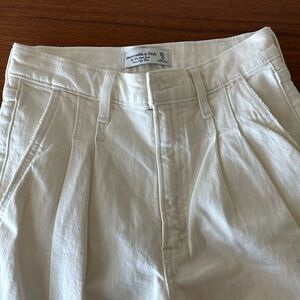 Abercrombie & Fitch 80s Mom Jean Ultra High Rise White Short